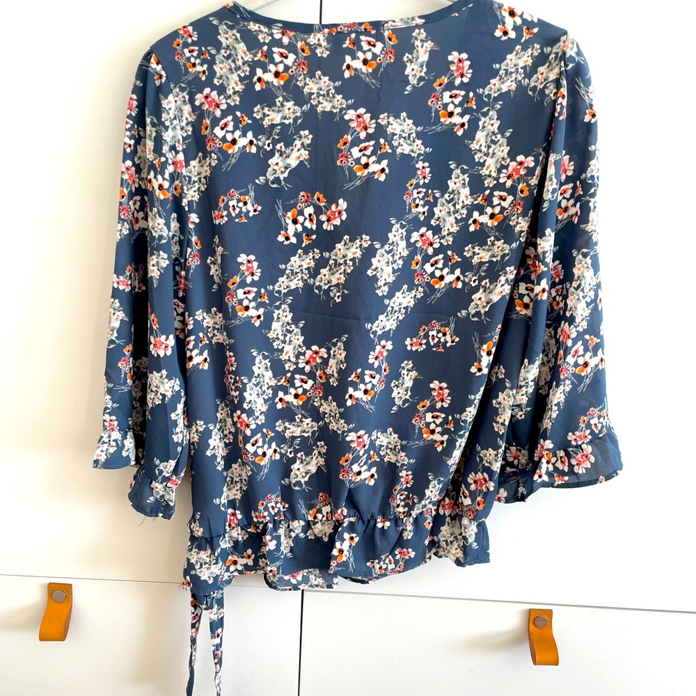 Adoptable blue floral print, polyester blouse